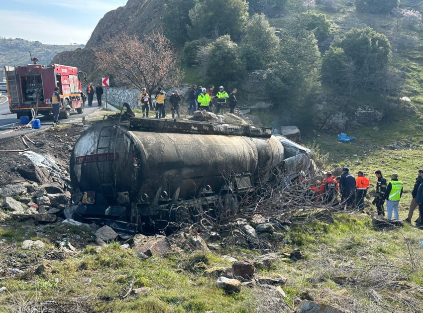 Uşak'ta mazot yüklü tanker alev alev yandı: 1 kişi can verdi - Resim : 1