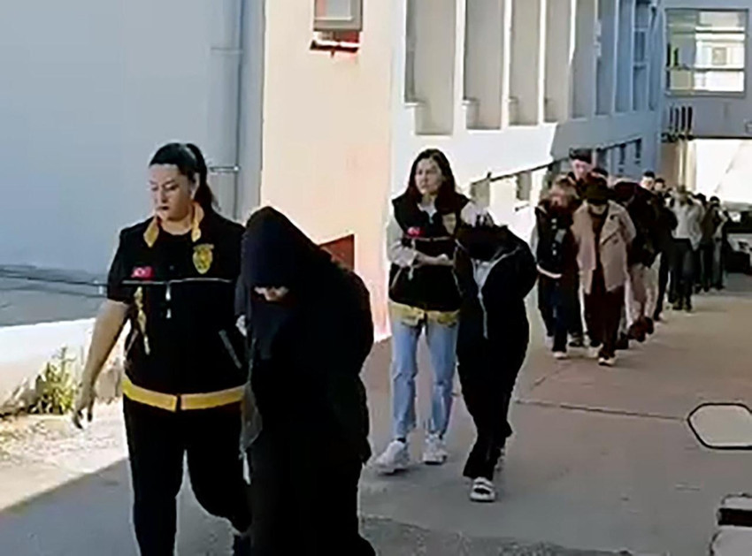 Pes dedirtecek rahatlık! 14 milyonluk vurgun yapıp çorbacıya gittiler - Resim : 1