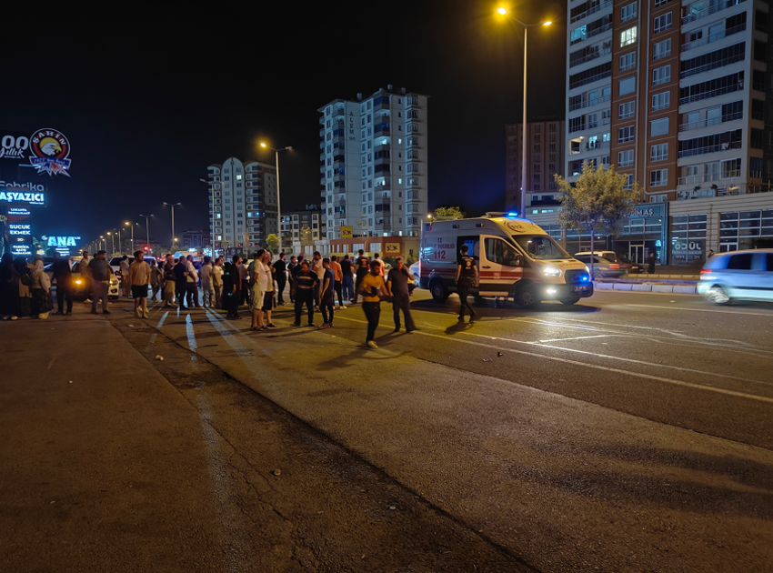 Kayseri’de feci kaza: Yolun karşısına geçen yayaya peş peşe 2 otomobil çarptı! - Resim : 2
