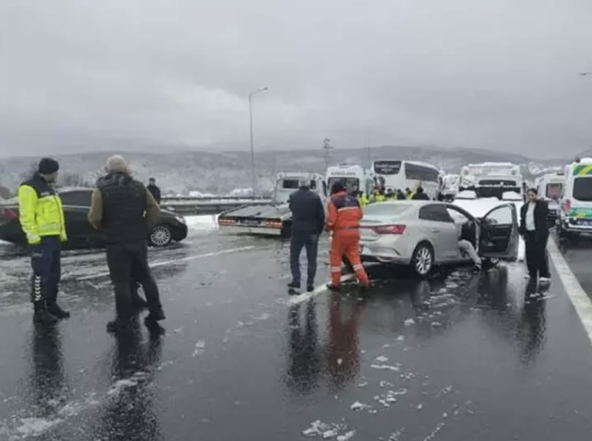 Bolu'da zincirleme kaza! Çok sayıda araç birbirine girdi! İstanbul yönü ulaşıma kapandı - Resim : 1