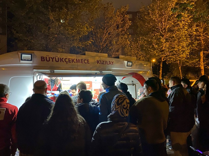 Türk Kızılay'dan İstanbul'a Mobil Aşevi desteği gece boyu sürdü! - Resim : 1