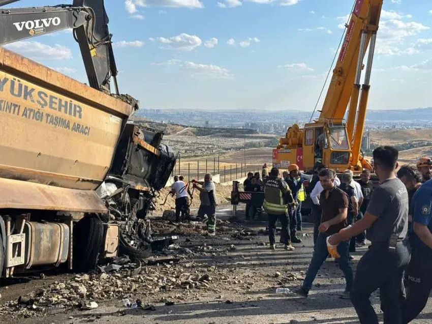 Ankara'da feci kaza! Belediyeye ait hafriyat kamyonları çarpıştı, 2 ölü var! Mansur Yavaş'tan açıklama - Resim : 1