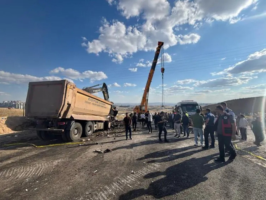 Ankara'da feci kaza! Belediyeye ait hafriyat kamyonları çarpıştı, 2 ölü var! Mansur Yavaş'tan açıklama - Resim : 4