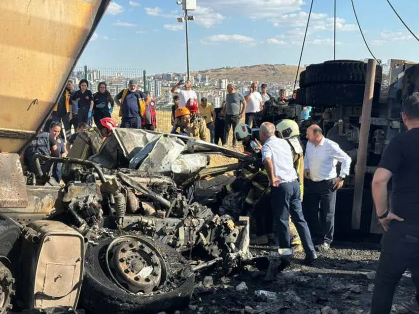 Ankara'da feci kaza! Belediyeye ait hafriyat kamyonları çarpıştı, 2 ölü var! Mansur Yavaş'tan açıklama - Resim : 5
