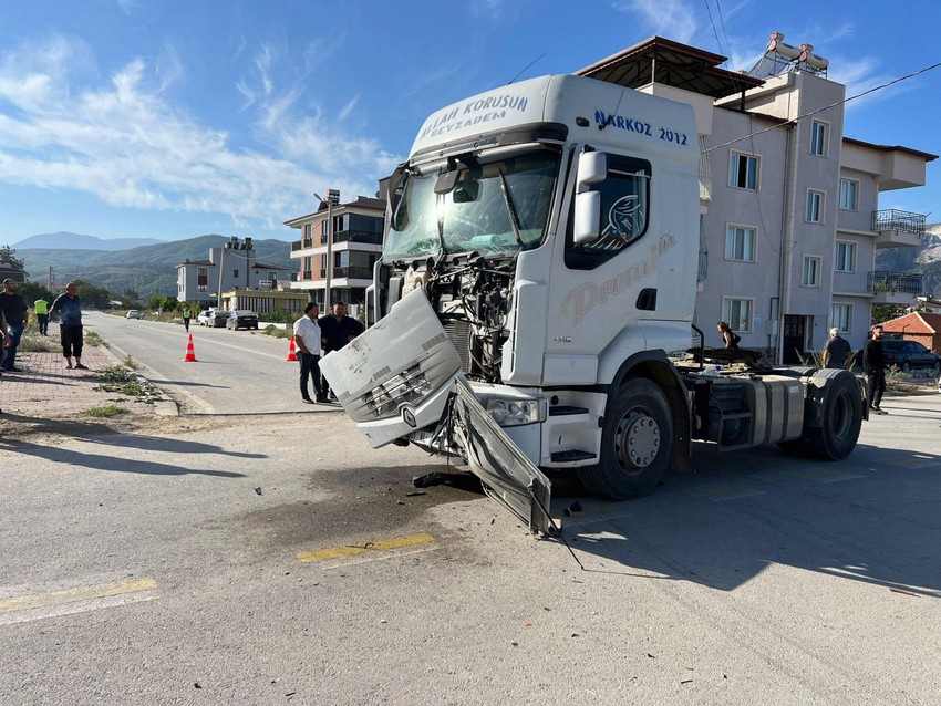 TIR ile işçi midibüsü çarpıştı! Çok sayıda yaralı var! - Resim : 1