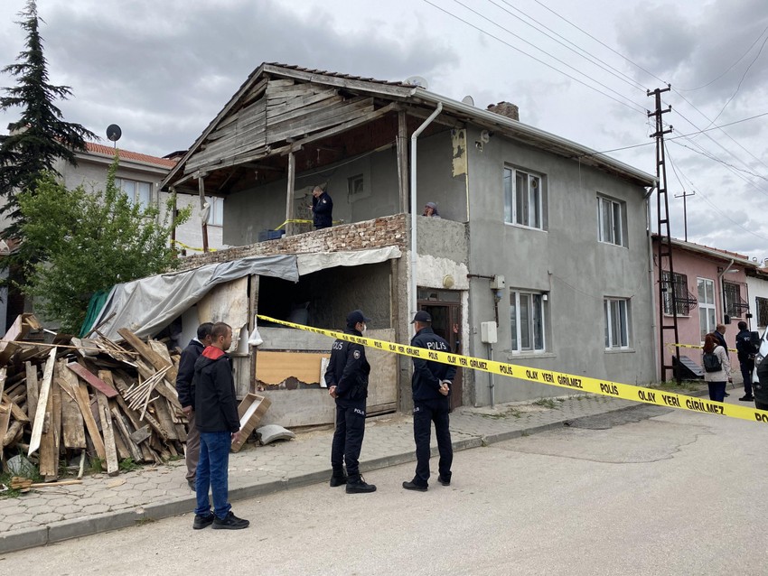 15 yaşındaki çocuk, annesini öldürdü! Pompalı tüfek dehşetinde yasak aşk iddiası: Annem geldiğinde ilişkisi olduğu adamı... - Resim : 2