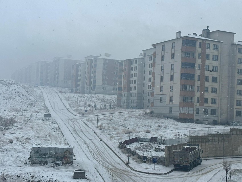 Yüksekova'da kar ve sis etkili oldu - Resim : 1