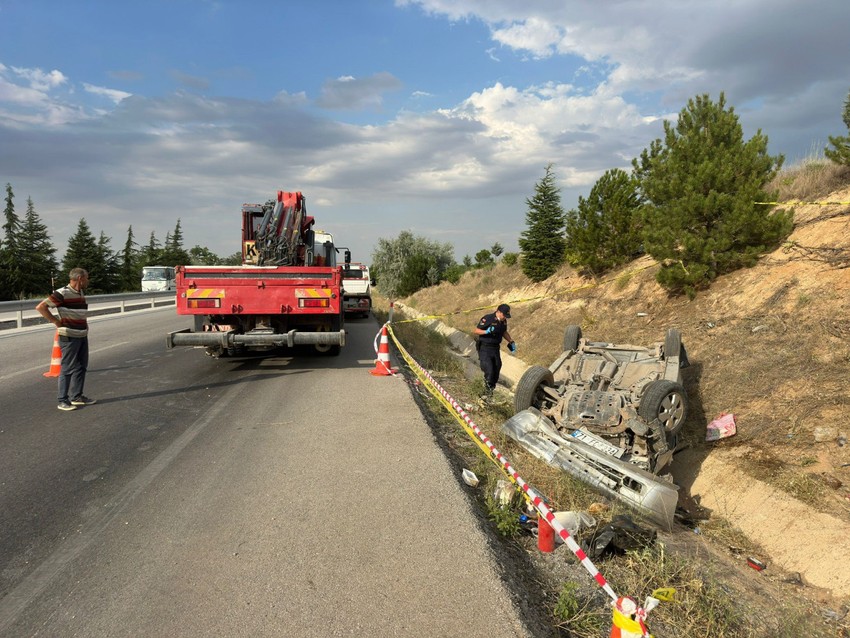 Kontrolden çıkan otomobil takla atıp refüje devrildi: 2 yaralı - Resim : 1