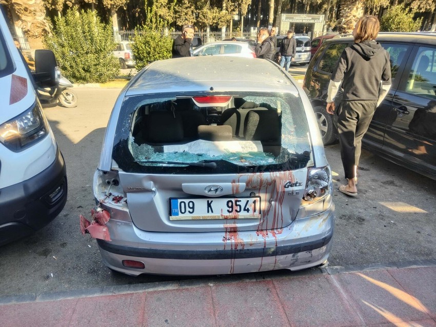 Aydın'da otomobil, kafeye girdi! Müşterileri altına alıp sürükledi: O dehşet anları kamerada - Resim : 1