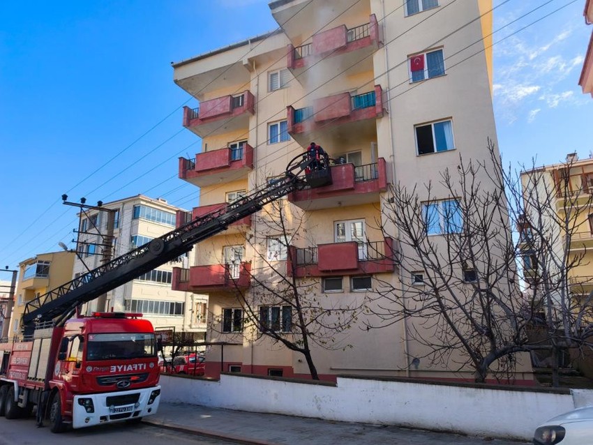 Çakmakla oynayan çocuk yangına sebep oldu! 2 kişi dumandan etkilendi - Resim : 1