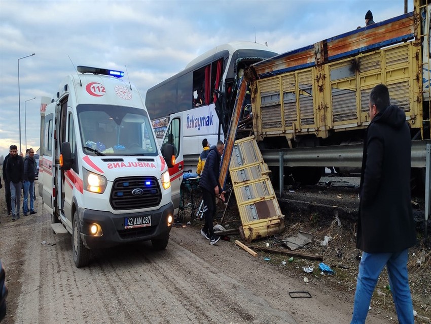 Konya'da feci kaza: Yolcu otobüsü, park halindeki kamyona çarptı! 2 ölü, 24 yaralı - Resim : 1