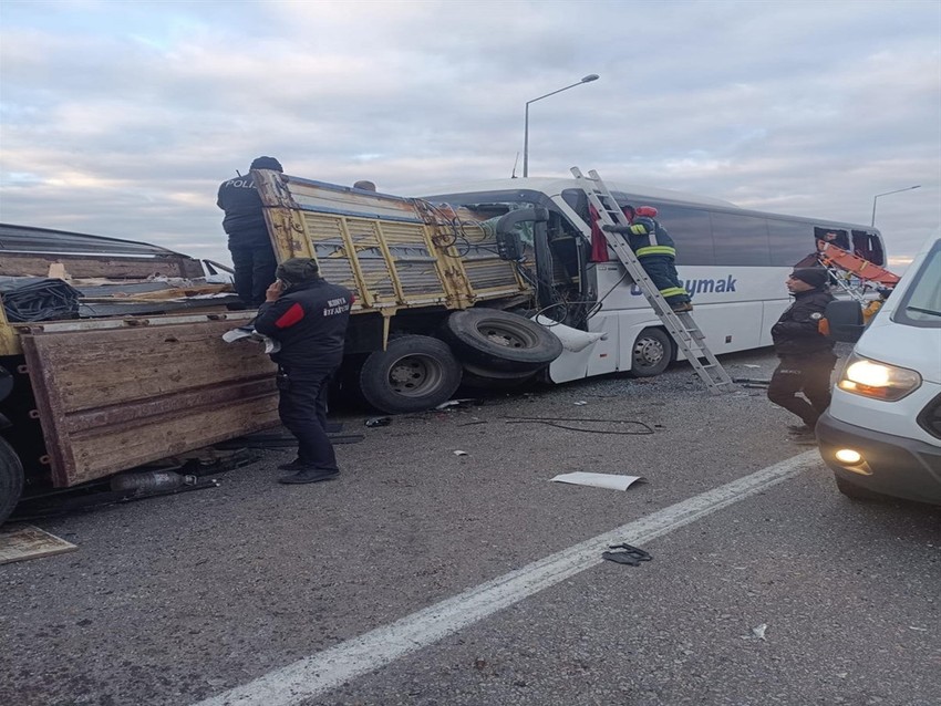 Konya'da feci kaza: Yolcu otobüsü, park halindeki kamyona çarptı! 2 ölü, 24 yaralı - Resim : 2