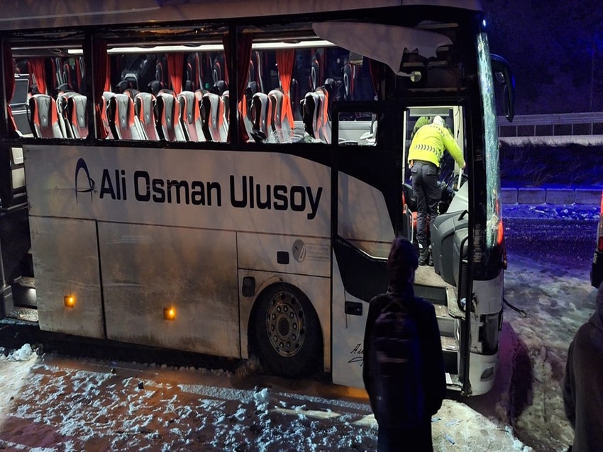 Yolcu otobüsü karda kaydı! Panik anları kameraya yansıdı: 14 kişi yaralandı - Resim : 1