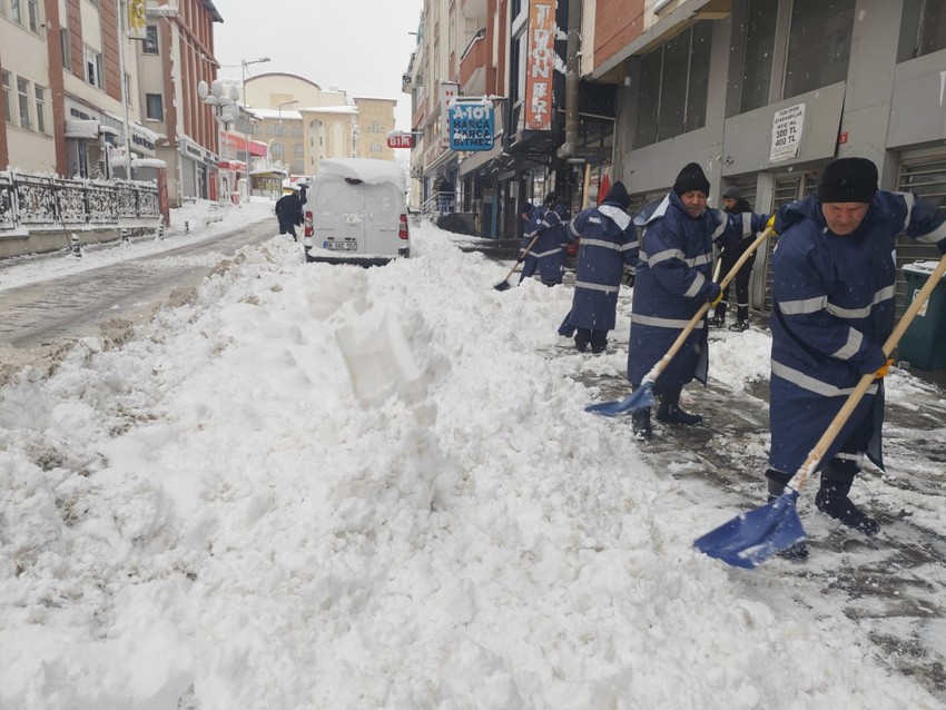 Hakkari'de yoğun kar yağışı etkili oldu. 168 yerleşim yeri ulaşıma kapandı - Resim : 1