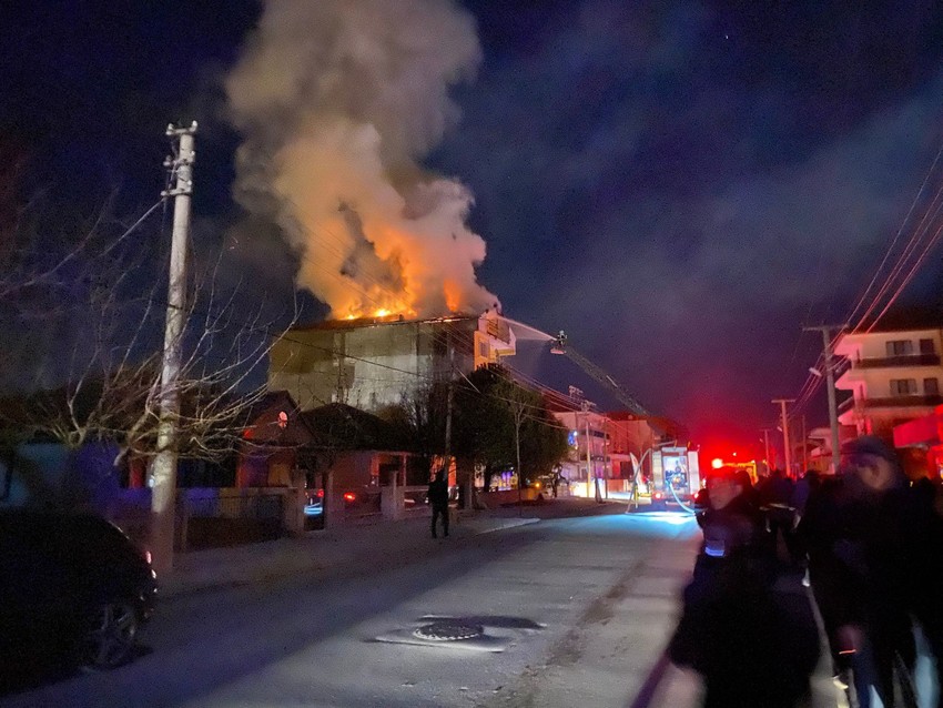 Denizli’de korkutan yangın! 4 katlı binadan alevler yükseldi - Resim : 2