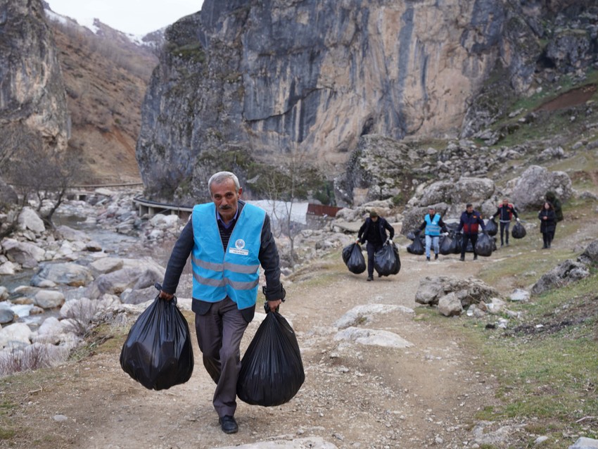 Şırnak'ta çevre seferberliği! Doğaya gelen ekipler, ellerinde 10'larca torba ile döndü - Resim : 2