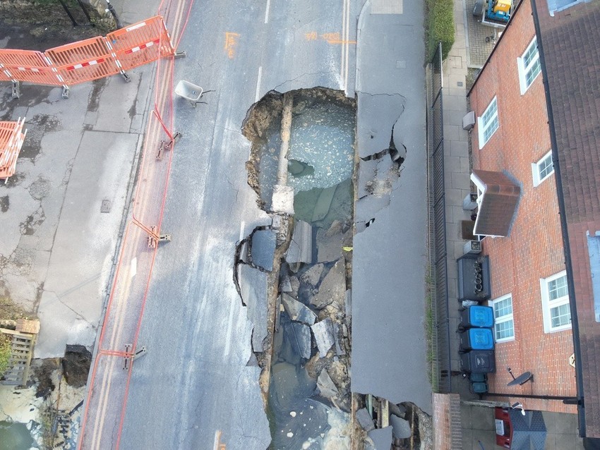 İngiltere'de bir sokakta pazartesi gecesi başladı, salı sabaha kadar 20 metre genişledi. Bir evin bahçesini yuttu - Resim : 1