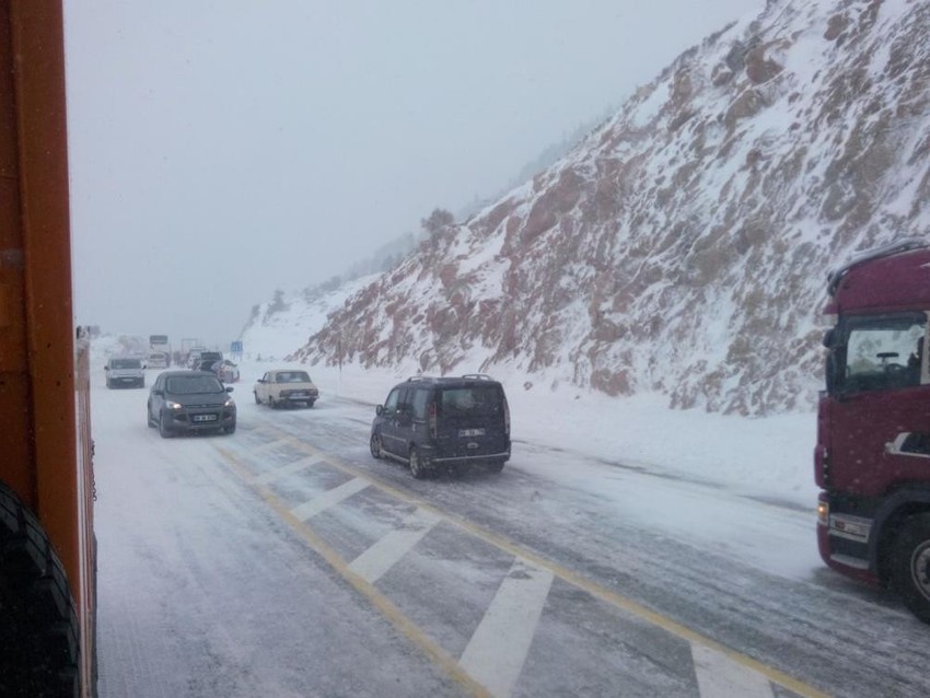 Antalya - Konya Karayolunda kar yağışı etkili oluyor! - Resim : 2