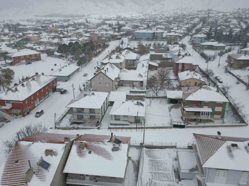 Hava sıcaklığının eksi 5 dereceye düştüğü Afyonkarahisar'ın yüksek kesimleri kar altında kaldı - Resim : 1