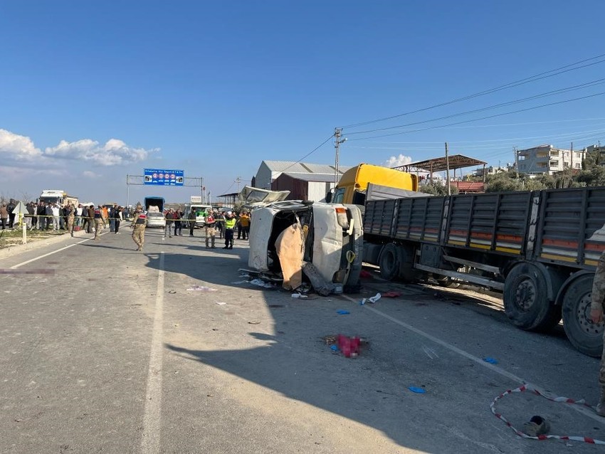 Hatay'da feci kaza: Minibüs ile TIR çarpıştı; 6 kişi hayatını kaybetti, 8 kişi yaralandı! - Resim : 1