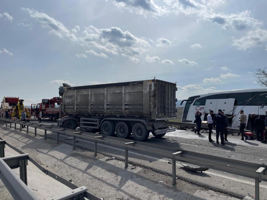 Bozüyük’te feci kaza: Tır otobüse çarptı! Çok sayıda yaralı var - Resim : 1