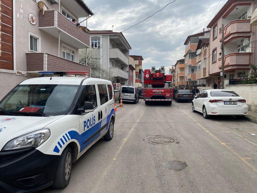 Kocaeli'de korkutan yangın! Binadan yükselen dumanları fark eden mahalleli ekiplere bildirdi - Resim : 1