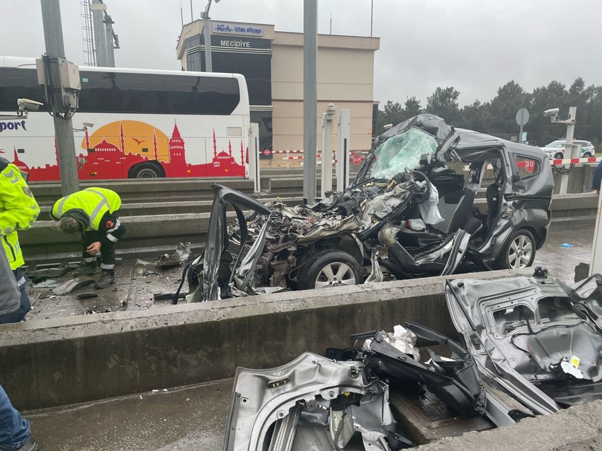 Pendik gişelerde ikinci facia! Ticari araç TIR'ın altına girdi: 1 ölü! - Resim : 1
