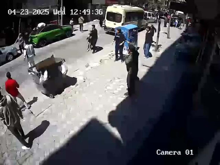 İstanbul’da deprem paniği! Üçüncü kattan arabanın üzerine atladı! İşte o anlar - Resim : 2