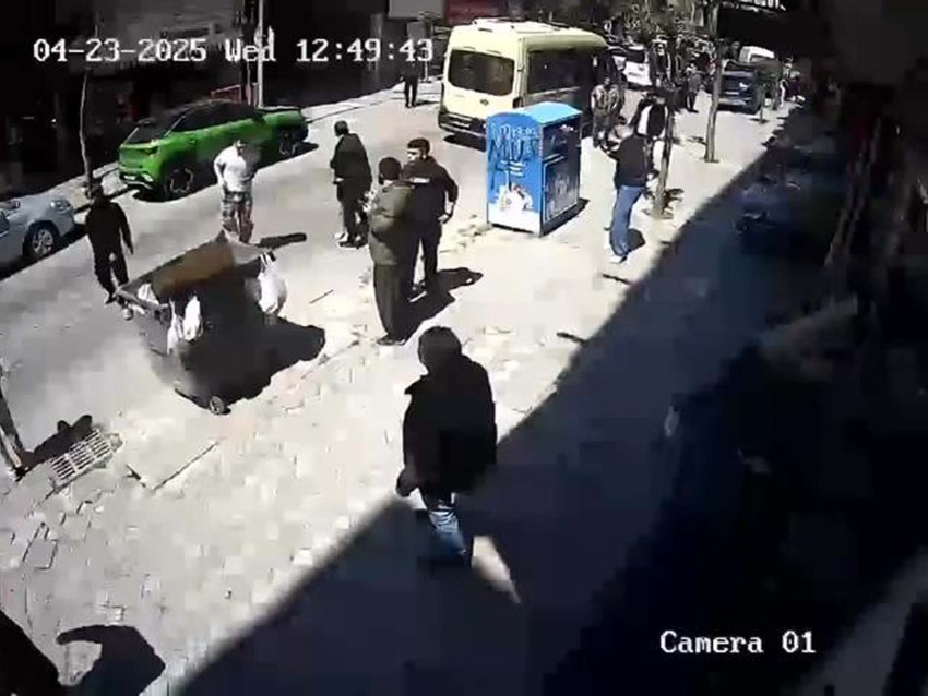 İstanbul’da deprem paniği! Üçüncü kattan arabanın üzerine atladı! İşte o anlar - Resim : 3