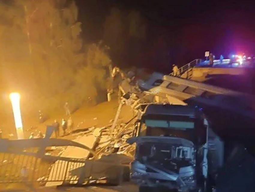 Rusya'da filmleri aratmayan felaket: 2 köprü çöktü, trenler raydan çıktı! 7 kişi hayatını kaybetti - Resim : 1