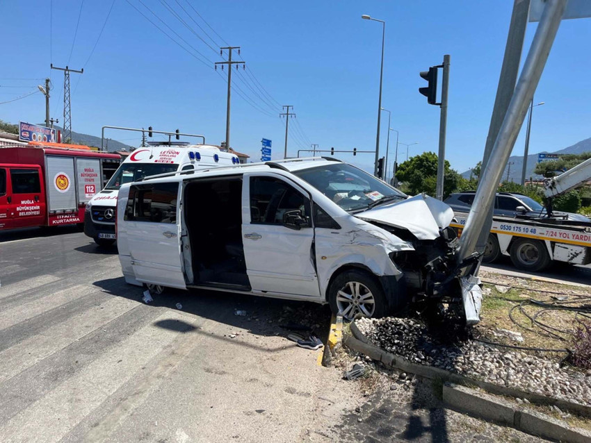 Muğla’da feci kaza! Minibüs ile ticari araç çarpıştı: Yaralılar var - Resim : 1