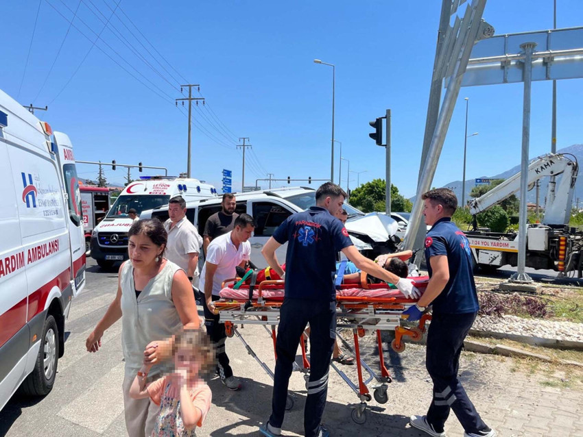 Muğla’da feci kaza! Minibüs ile ticari araç çarpıştı: Yaralılar var - Resim : 2