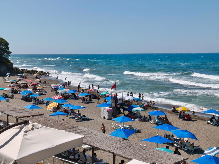 Düzce’nin Akçakoca ilçesinde olumsuz hava ve deniz şartları nedeniyle denize girmek yasaklandı - Resim : 1