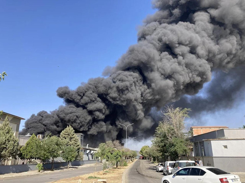 Gaziantep'te geri dönüşüm tesisinde yangın: Dumanlar şehri sardı - Resim : 1