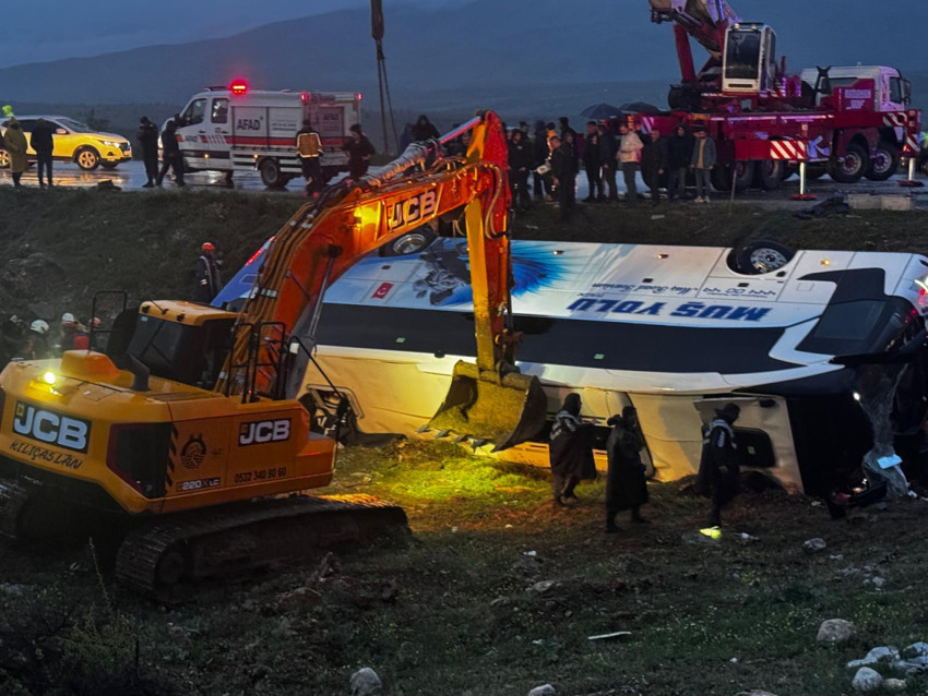 Malatya'da yolcu otob&uuml;s&uuml; şarampole devrildi! &Ouml;l&uuml; ve yaralılar var - Resim : 1