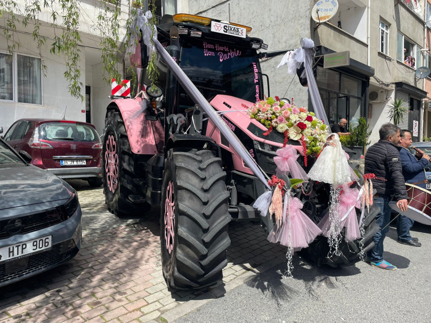 İstanbul&rsquo;da sıra dışı d&uuml;ğ&uuml;n konvoyu! Gelin almaya pembe trakt&ouml;rle gitti - Resim : 1