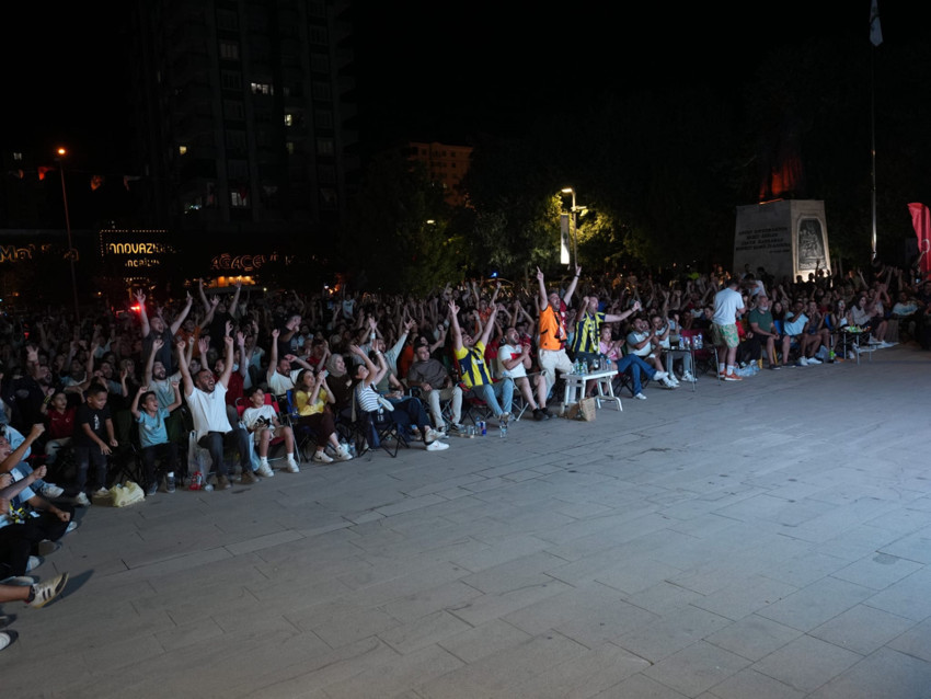 Şehitkamil’de milli maç dev ekranda izlenecek! Başkan Yılmaz’dan çağrı: Bayrağını alan Koru Park’a - Resim : 1