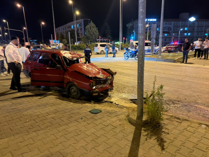 Kırmızı ışıkta dehşet! Onlarca metre sürüklendi: Korku dolu anlar kask kamerasında - Resim : 2