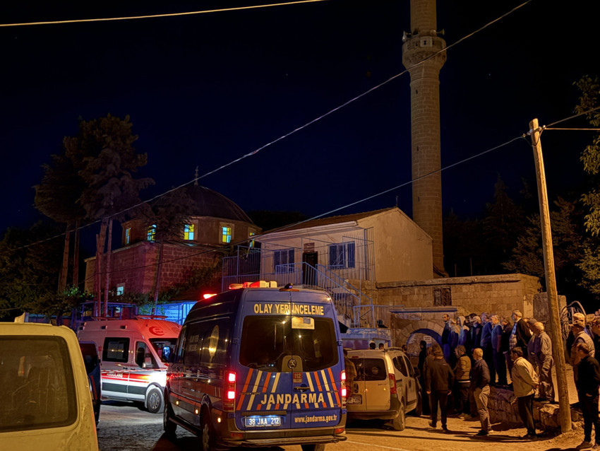Camide dehşet! Namaz için bekliyorlardı! Camide bıçak çekip 2 kişiyi öldürdü! - Resim : 2