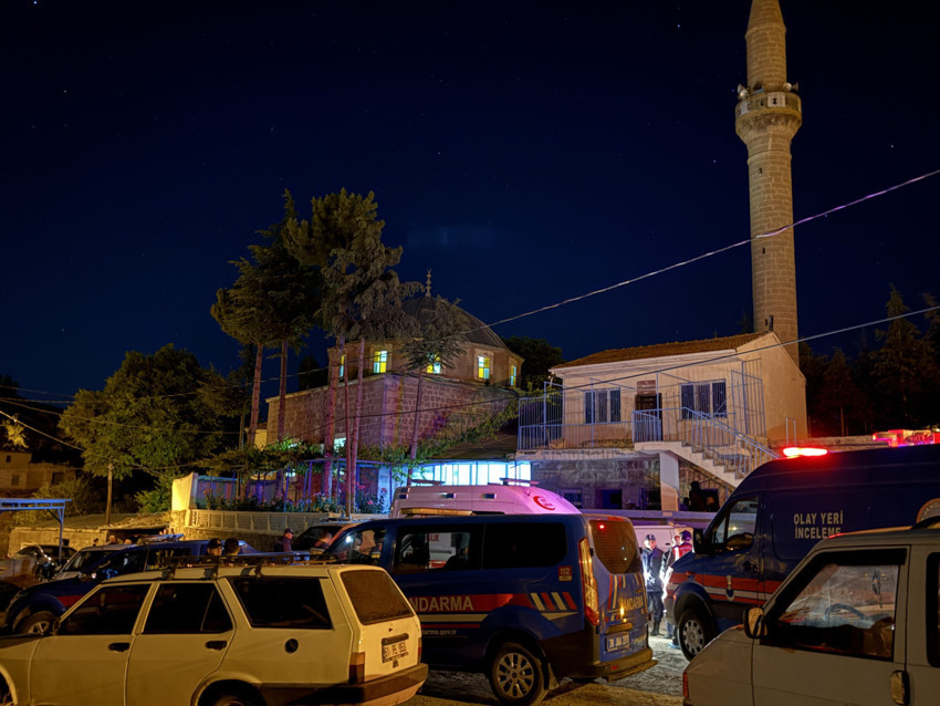 Camide dehşet! Namaz için bekliyorlardı! Camide bıçak çekip 2 kişiyi öldürdü! - Resim : 1