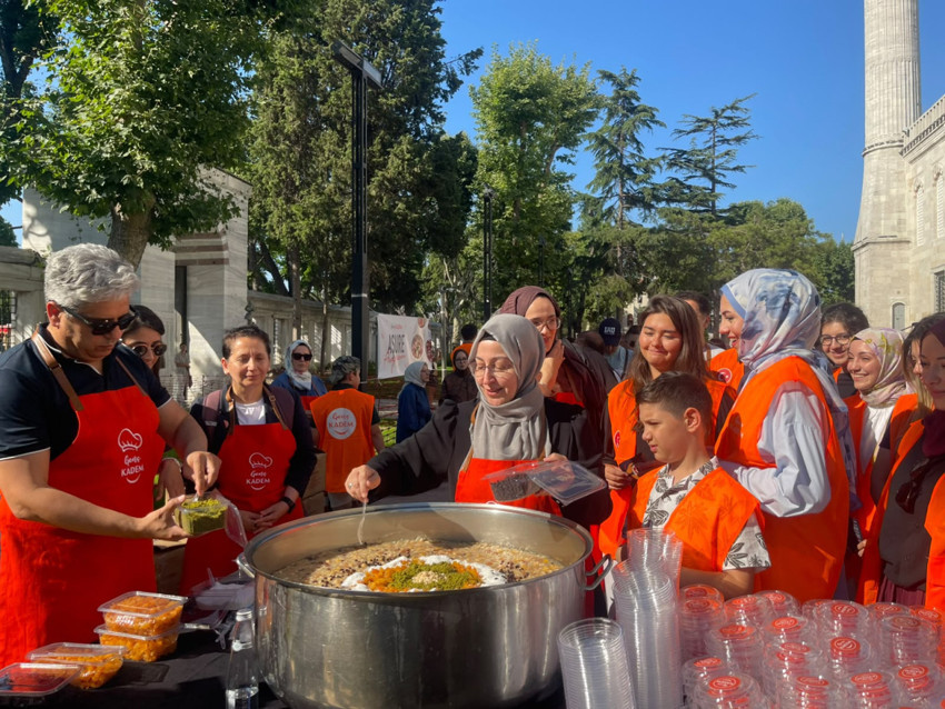 Sultanahmet'te Aşure bereketi: KADEM'den 1500 kişilik ikram - Resim : 4