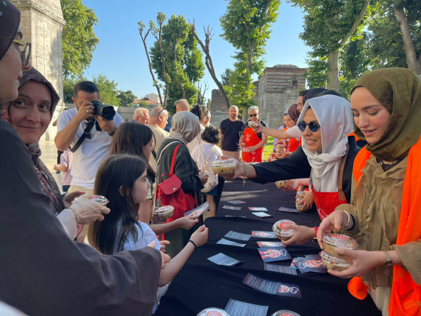 Sultanahmet'te Aşure bereketi: KADEM'den 1500 kişilik ikram - Resim : 3