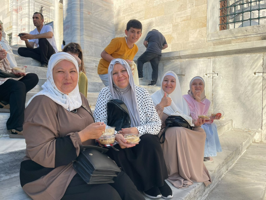 Sultanahmet'te Aşure bereketi: KADEM'den 1500 kişilik ikram - Resim : 1