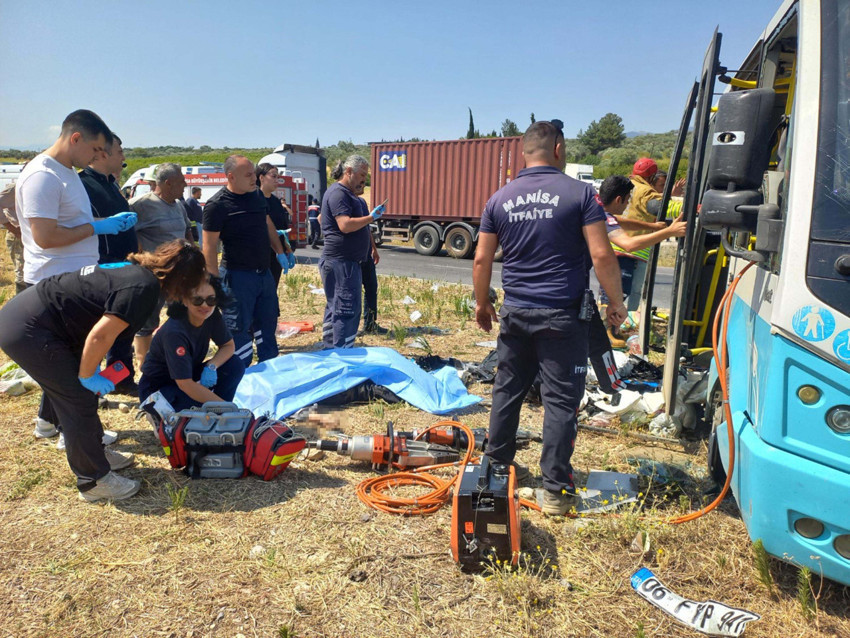 Manisa’da feci kaza! Minibüsler birbirine girdi: Ölü ve yaralılar var - Resim : 1