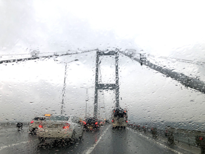 İSTANBUL KİLİTLENDİ! Kilometrelerce araç kuyruğu: Trafik yoğunluğu yüzde 83'e ulaştı! İşte son durum - Resim : 1