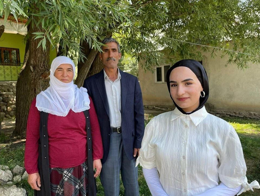 Babasının üniversite sınavı sonrası çiçekle karşıladığı video milyonlara ulaşmıştı: Çimen Gülen'in sınav sonucuyla babasını gururlandırdı - Resim : 2