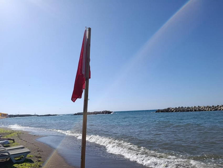 Akçakoca’da olumsuz hava nedeniyle denize girmek yasaklandı - Resim : 1