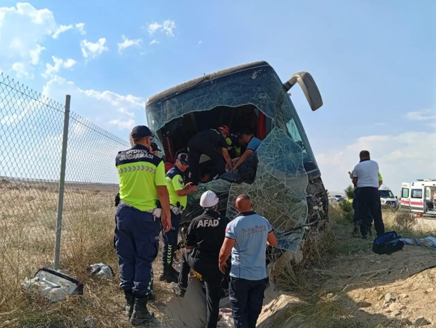 Aksaray'da otobanda korku dolu anlar! Otobüs yoldan çıktı! Çok sayıda yaralı var - Resim : 2