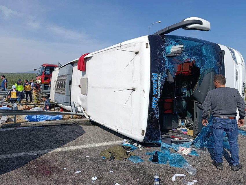 Manisa'da katliam gibi kaza! TIR ile yolcu otobüsü çarpıştı: Çok sayıda ölü ve yaralı var - Resim : 6