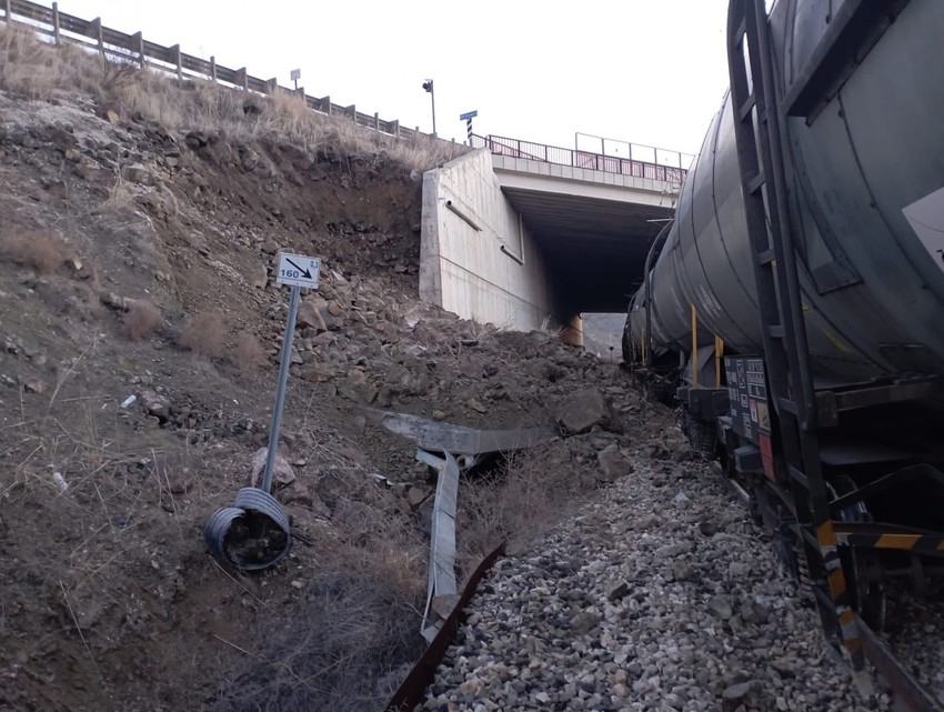 Kırıkkale'de yük treni raydan çıktı: Raylara yıkılan istinat duvarına çarptı - Resim : 3